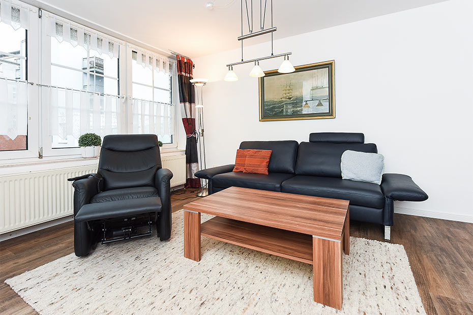 Ferienwohnung „Südstrand“ - Wohnzimmer mit integriertem Küchenbereich