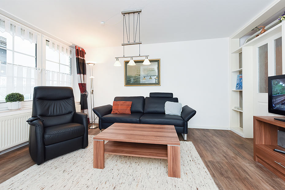 Ferienwohnung „Südstrand“ - Wohnzimmer mit integriertem Küchenbereich