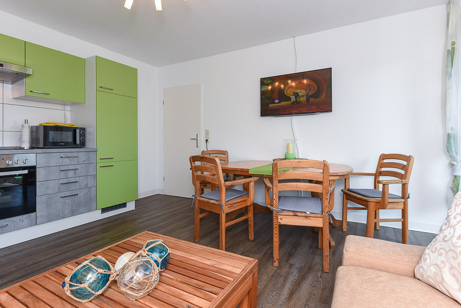 Ferienwohnung „Achterdeck“ - Wohnzimmer mit integriertem Küchenbereich