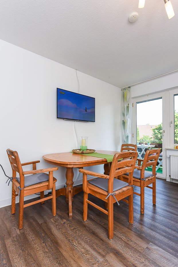 Ferienwohnung „Achterdeck“ - Wohnzimmer mit integriertem Küchenbereich