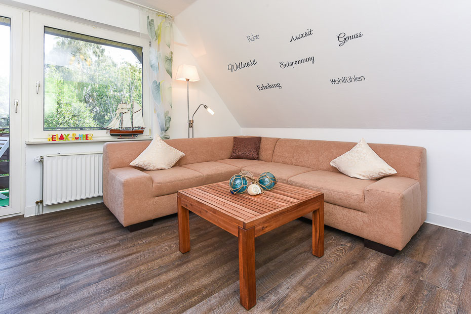 Ferienwohnung „Achterdeck“ - Wohnzimmer mit integriertem Küchenbereich