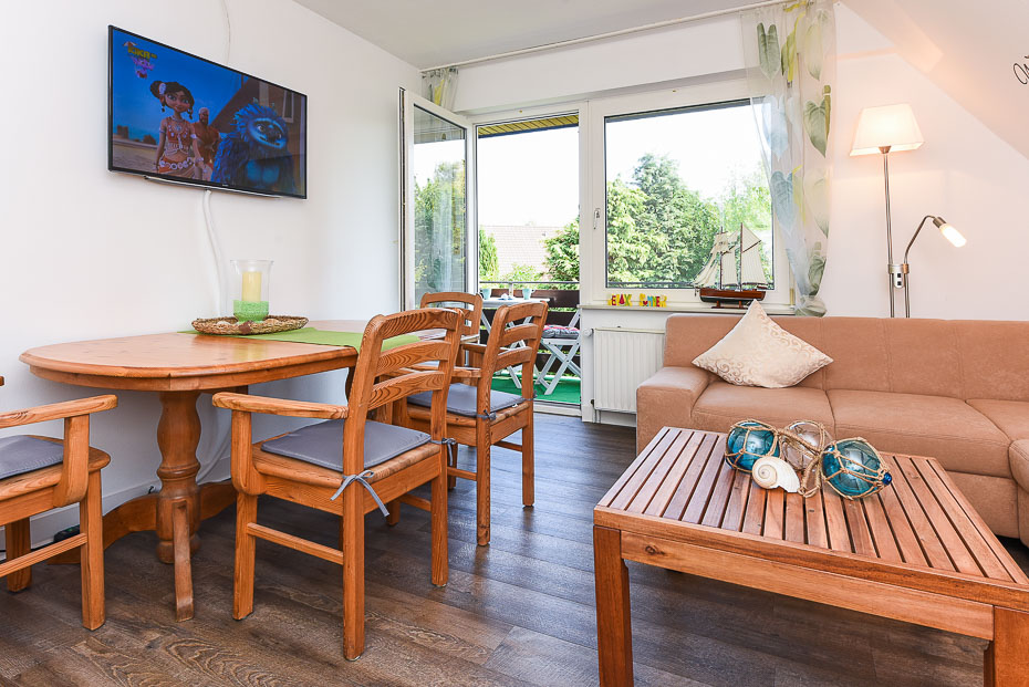 Ferienwohnung „Achterdeck“ - Wohnzimmer mit integriertem Küchenbereich
