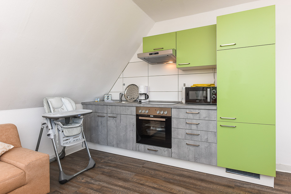 Ferienwohnung „Achterdeck“ - Wohnzimmer mit integriertem Küchenbereich