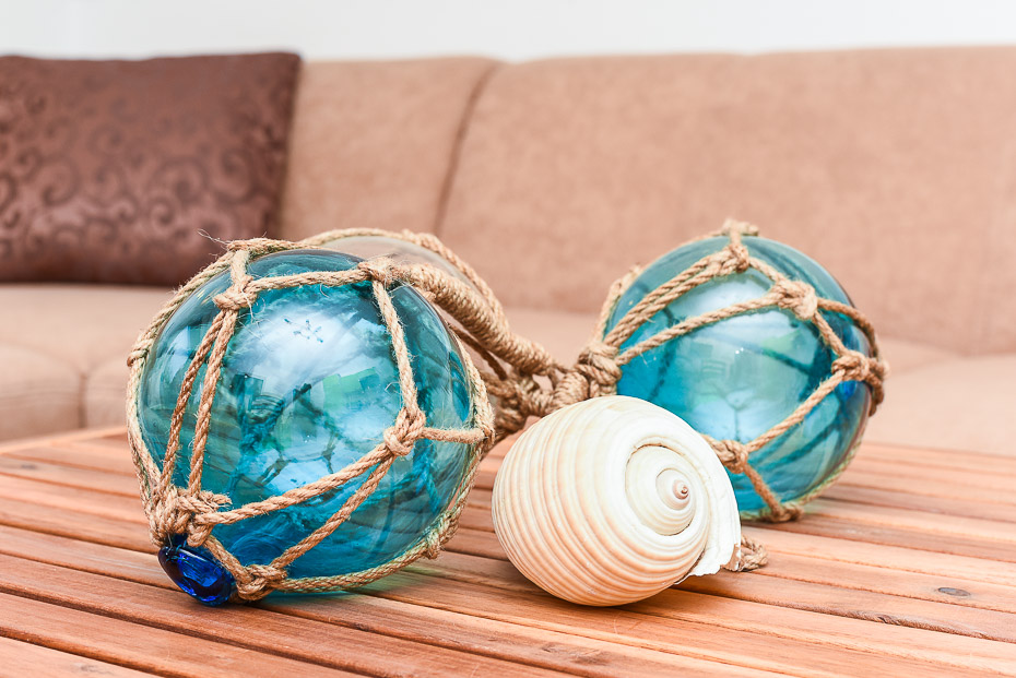 Ferienwohnung „Achterdeck“ - Wohnzimmer mit integriertem Küchenbereich