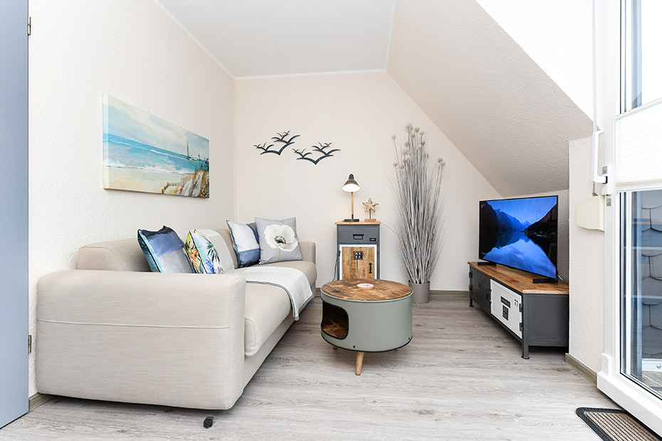 Ferienwohnung „Seesternchen“ - Wohnzimmer mit integriertem Küchenbereich