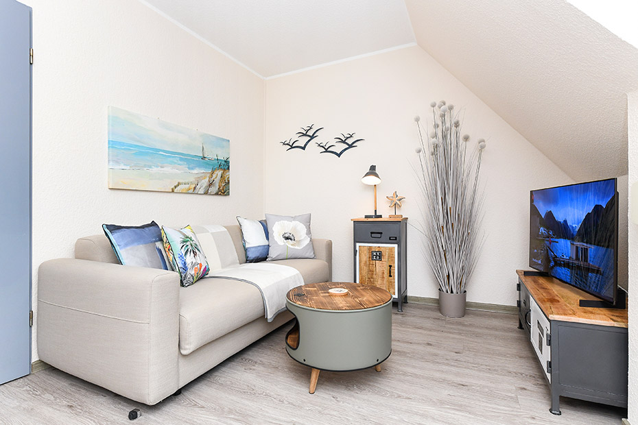 Ferienwohnung „Seesternchen“ - Wohnzimmer mit integriertem Küchenbereich