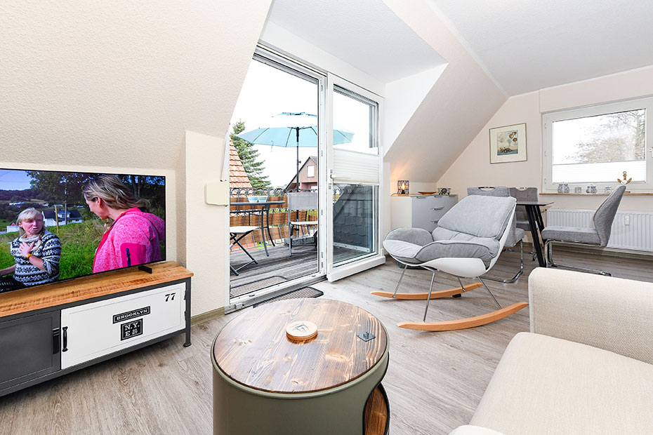 Ferienwohnung „Seesternchen“ - Wohnzimmer mit integriertem Küchenbereich