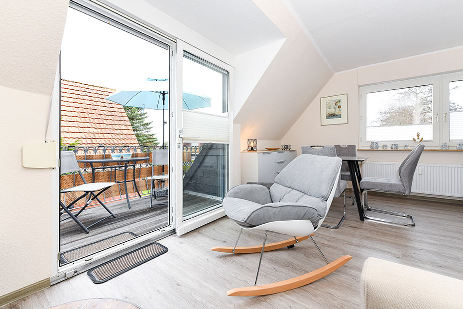 Ferienwohnung „Seesternchen“ - Wohnzimmer mit integriertem Küchenbereich