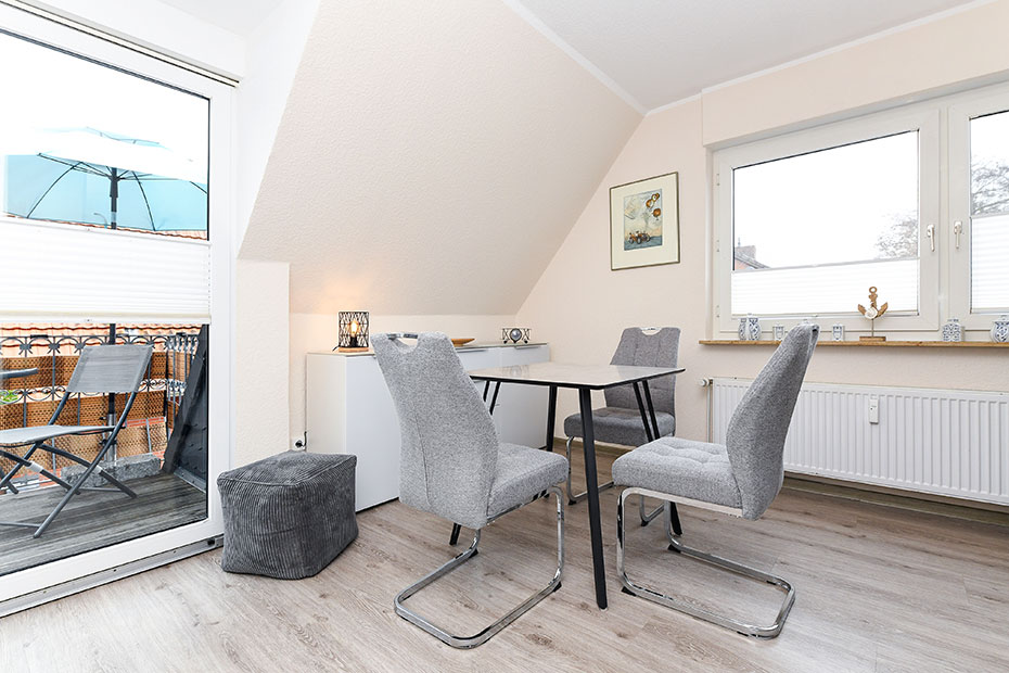 Ferienwohnung „Seesternchen“ - Wohnzimmer mit integriertem Küchenbereich