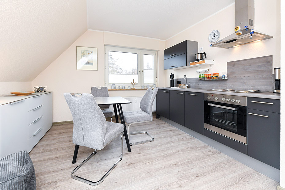 Ferienwohnung „Seesternchen“ - Wohnzimmer mit integriertem Küchenbereich