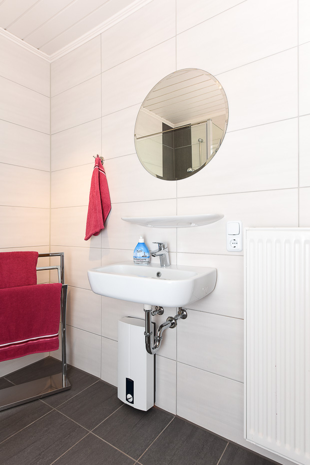 Ferienhaus „Lieblingsdüne“ - Badezimmer im Erdgeschoss
