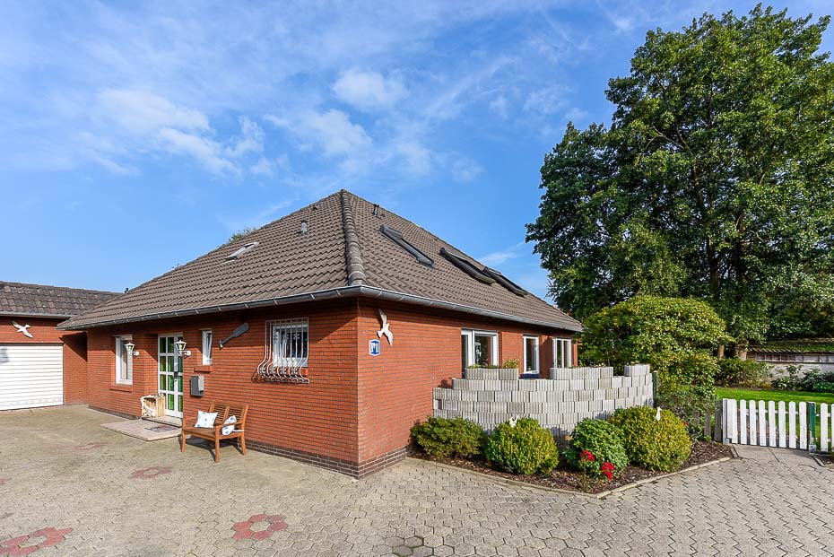 Ferienwohnung „Friesenzauber“ - Außenansicht mit Hauseingang