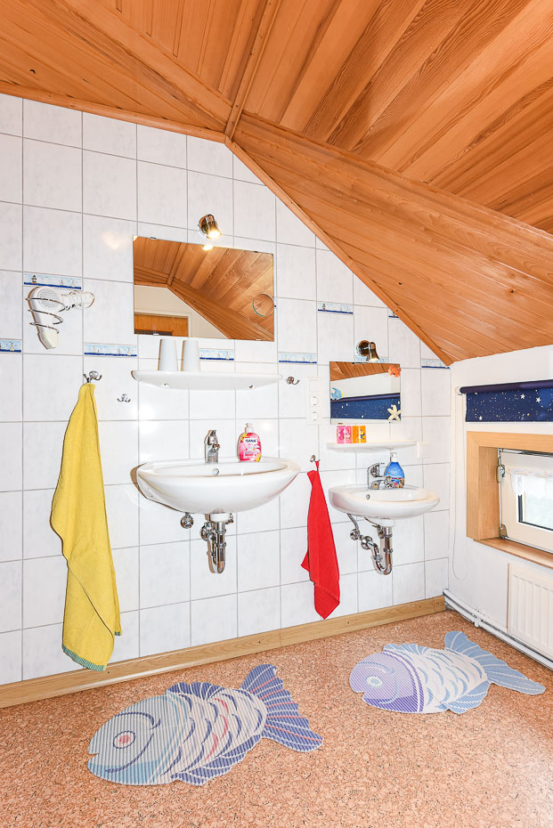 Ferienwohnung „Mohnblume“ - Vorraum mit Doppel-Waschbecken