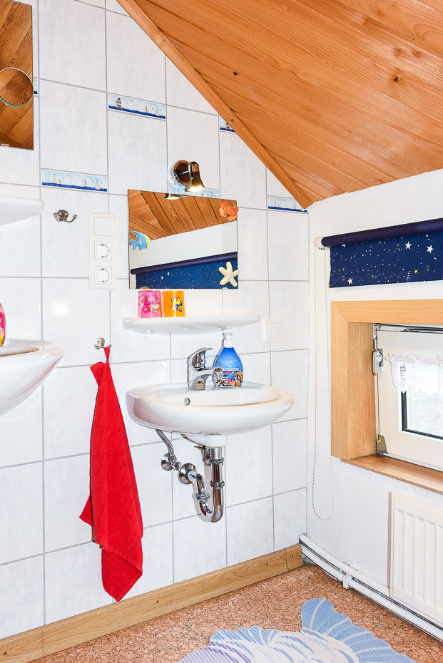 Ferienwohnung „Mohnblume“ - Vorraum mit Doppel-Waschbecken