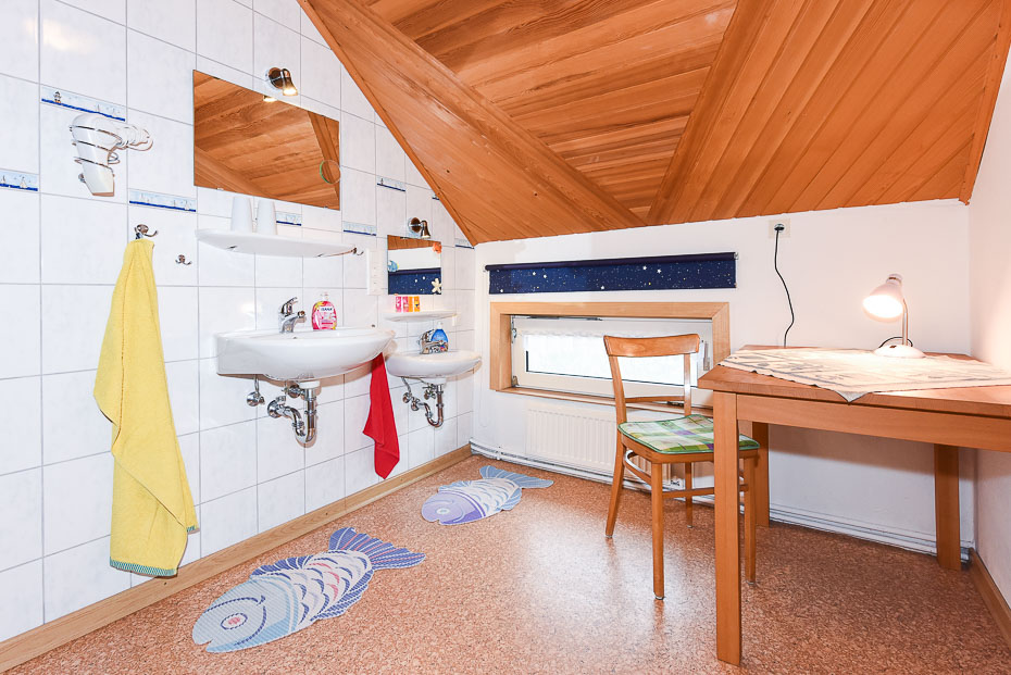 Ferienwohnung „Mohnblume“ - Vorraum mit Doppel-Waschbecken
