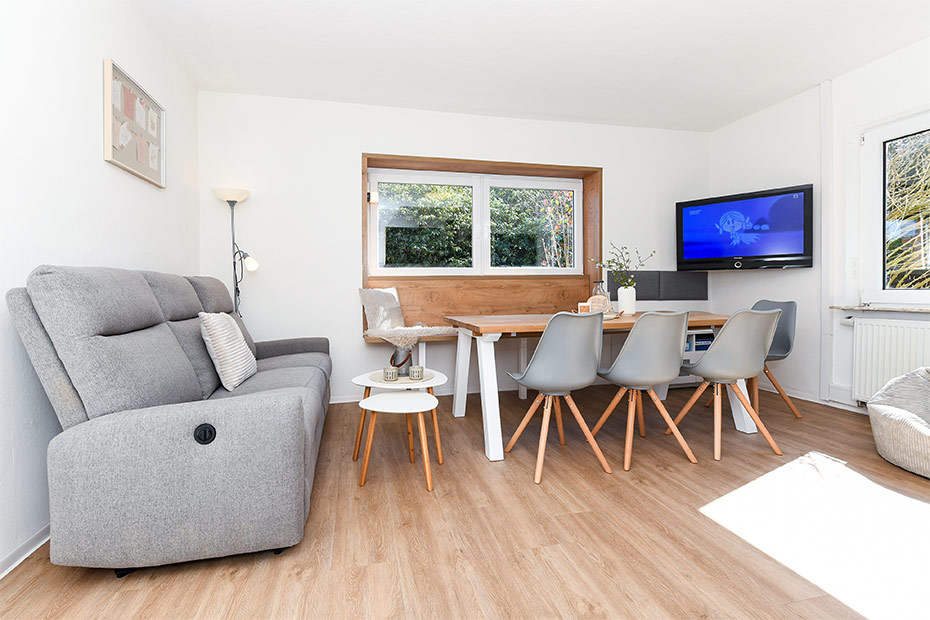 Ferienwohnung „Kornblume“ - Wohnzimmer mit integriertem Küchenbereich