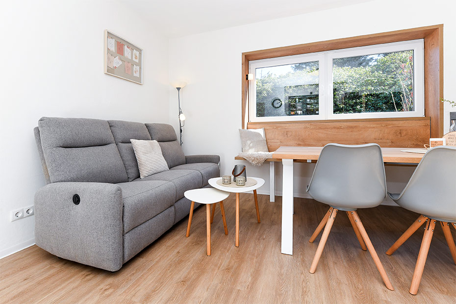 Ferienwohnung „Kornblume“ - Wohnzimmer mit integriertem Küchenbereich