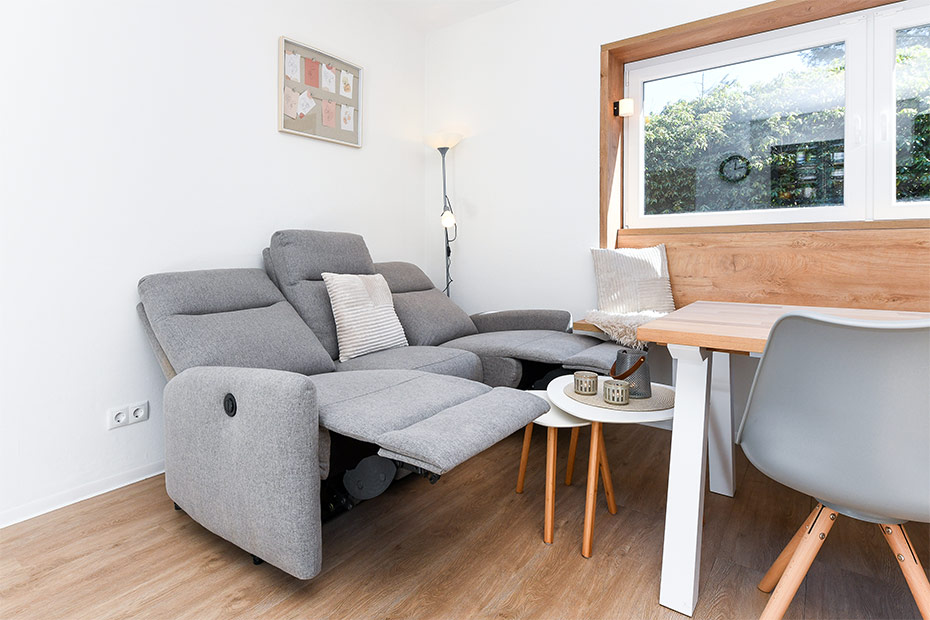 Ferienwohnung „Kornblume“ - Wohnzimmer mit integriertem Küchenbereich