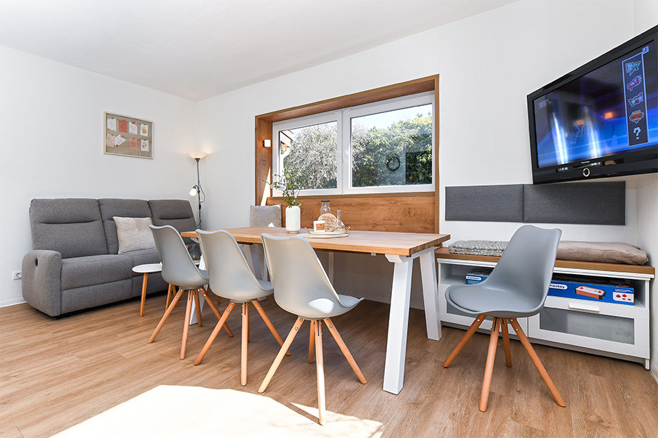 Ferienwohnung „Kornblume“ - Wohnzimmer mit integriertem Küchenbereich