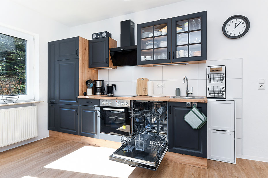 Ferienwohnung „Kornblume“ - Wohnzimmer mit integriertem Küchenbereich