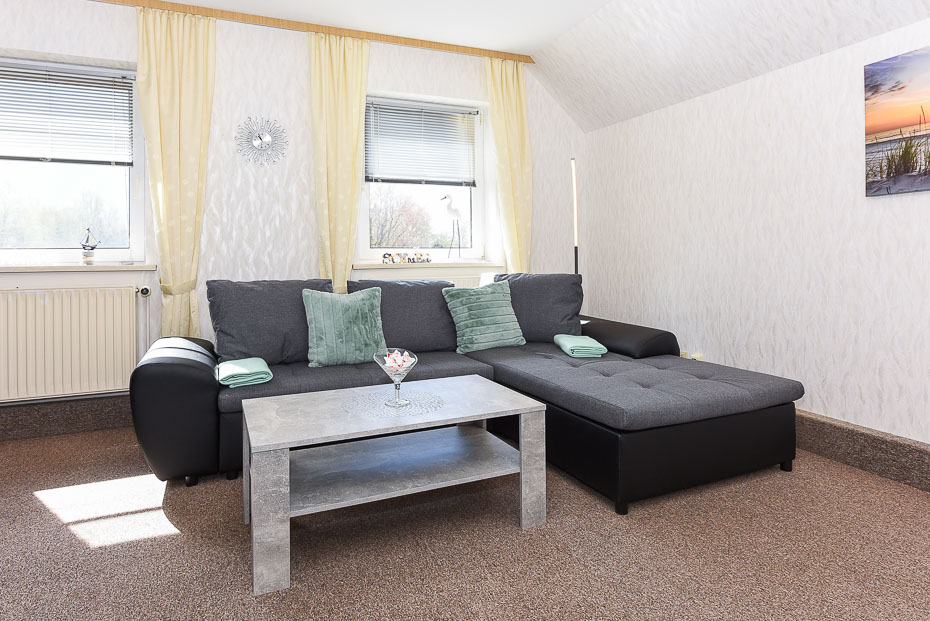 Ferienwohnung „Sonne“ - Wohnzimmer mit integriertem Küchenbereich