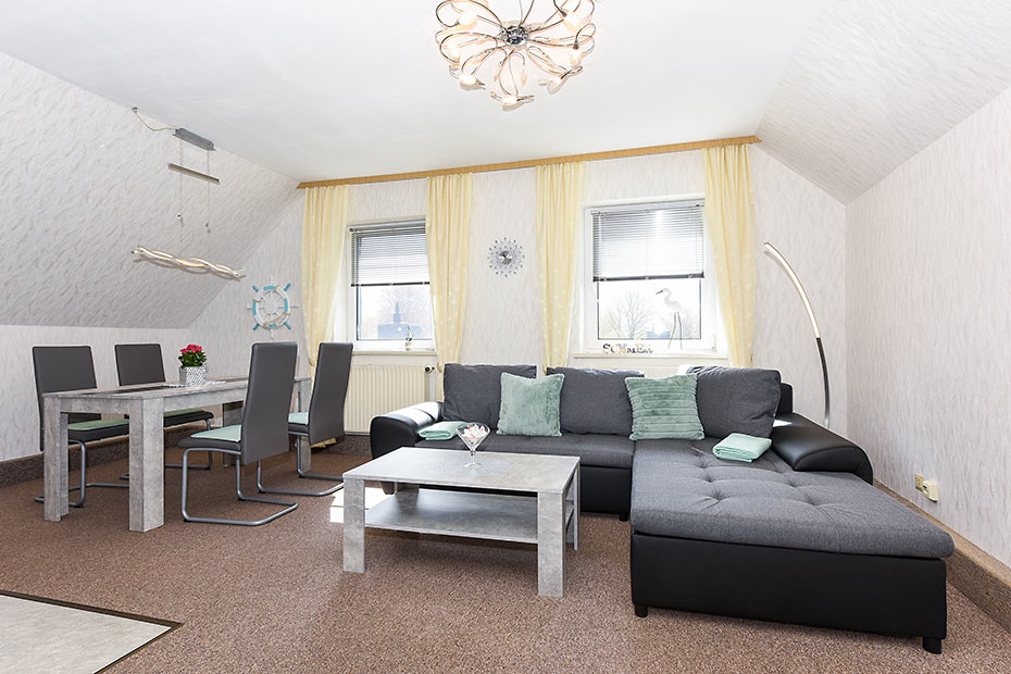 Ferienwohnung „Sonne“ - Wohnzimmer mit integriertem Küchenbereich