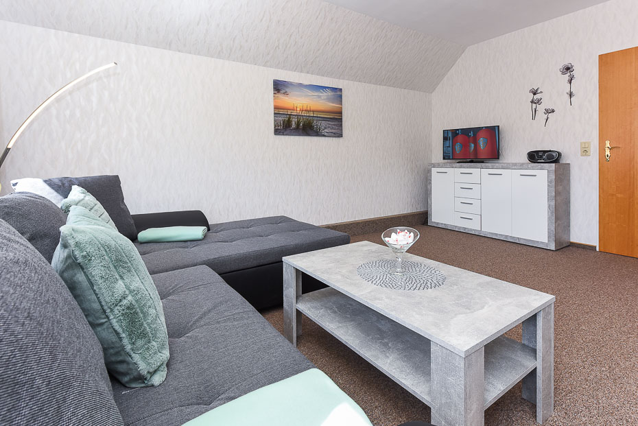 Ferienwohnung „Sonne“ - Wohnzimmer mit integriertem Küchenbereich