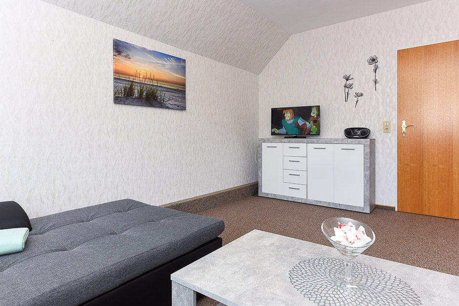 Ferienwohnung „Sonne“ - Wohnzimmer mit integriertem Küchenbereich