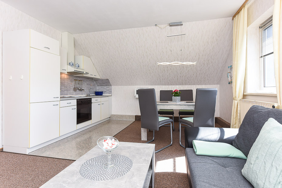 Ferienwohnung „Sonne“ - Wohnzimmer mit integriertem Küchenbereich