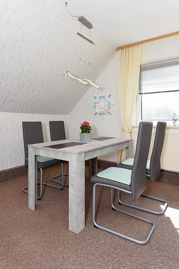 Ferienwohnung „Sonne“ - Wohnzimmer mit integriertem Küchenbereich