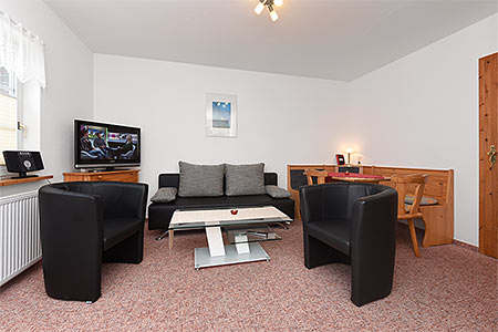 Ferienwohnung 1 - Wohnzimmer mit integriertem Küchenbereich