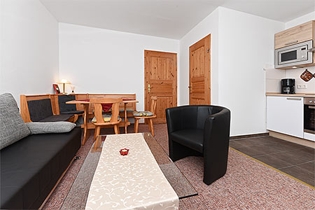 Ferienwohnung 1 - Wohnzimmer mit integriertem Küchenbereich