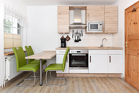 Ferienwohnung 2 - Wohnzimmer mit integriertem Küchenbereich