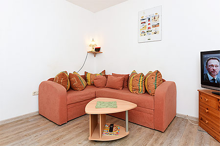 Ferienwohnung 2 - Wohnzimmer mit integriertem Küchenbereich