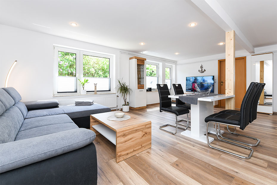 Ferienwohnung 3 - Wohnzimmer mit integriertem Küchenbereich