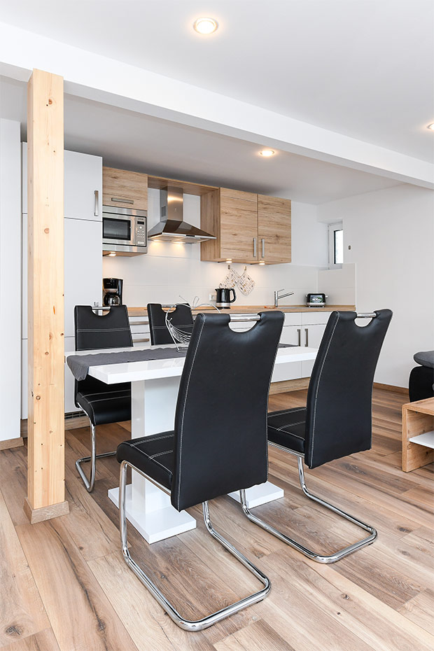 Ferienwohnung 3 - Wohnzimmer mit integriertem Küchenbereich