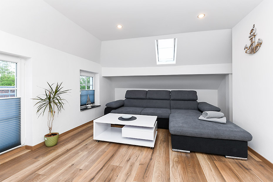 Ferienwohnung 4 - Wohnzimmer mit integriertem Küchenbereich