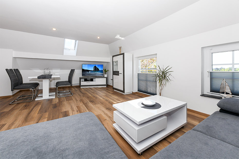 Ferienwohnung 4 - Wohnzimmer mit integriertem Küchenbereich