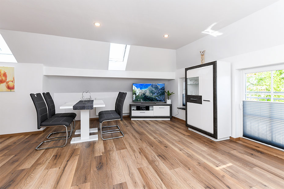 Ferienwohnung 4 - Wohnzimmer mit integriertem Küchenbereich