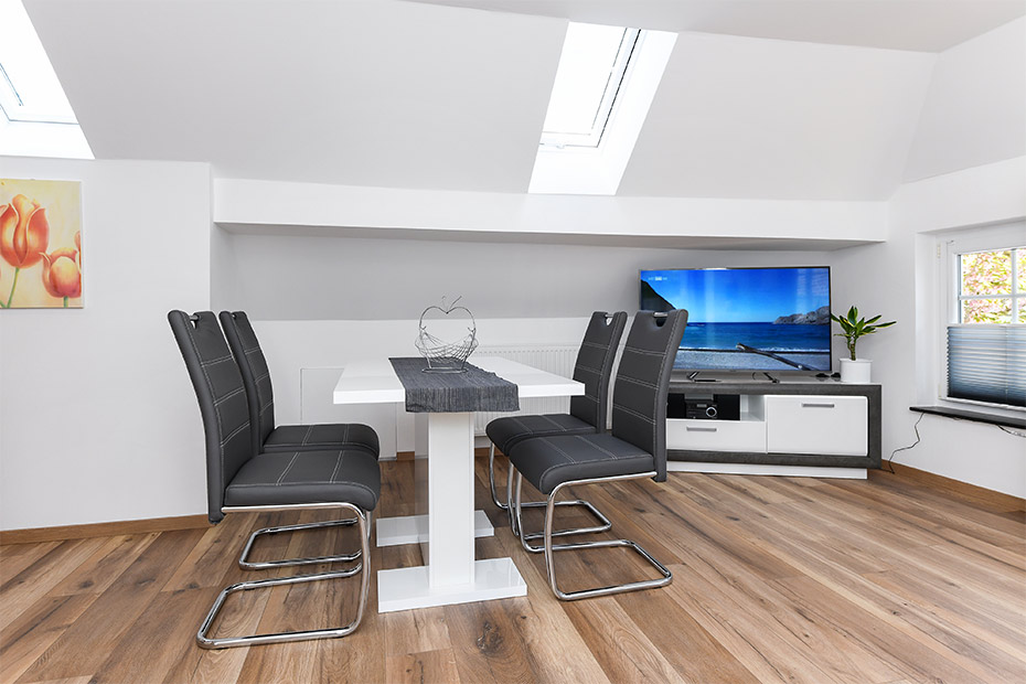 Ferienwohnung 4 - Wohnzimmer mit integriertem Küchenbereich