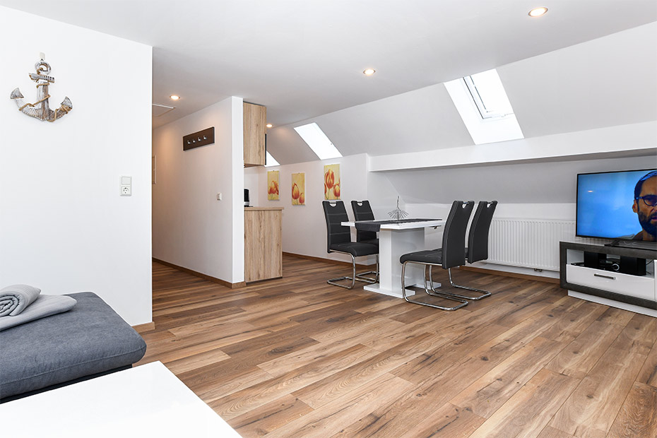 Ferienwohnung 4 - Wohnzimmer mit integriertem Küchenbereich