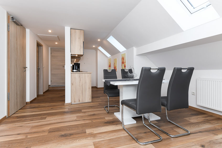 Ferienwohnung 4 - Wohnzimmer mit integriertem Küchenbereich