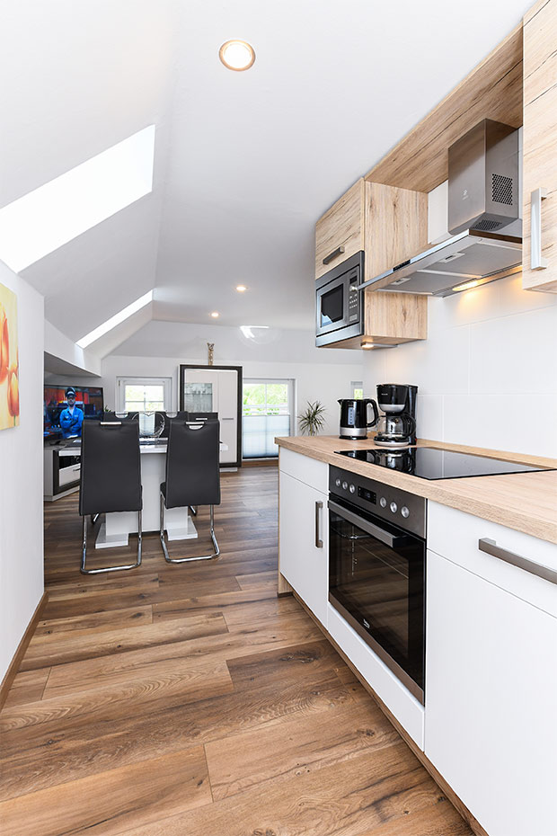 Ferienwohnung 4 - Wohnzimmer mit integriertem Küchenbereich