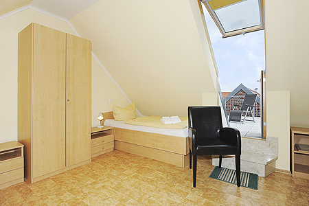 Ferienwohnung „Padua“ - Tür zur Dachterrasse hoch über Bensersiel