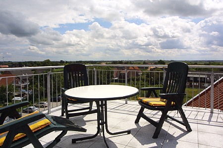 Ferienwohnung „Statsraad Lehmkuhl“ - Tür zur Dachterrasse hoch über Bensersiel
