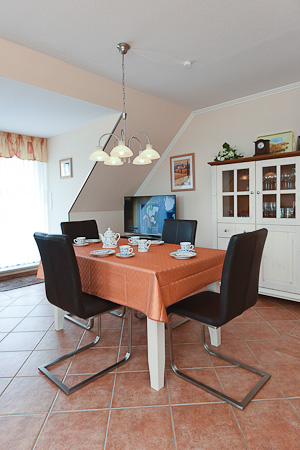 Ferienwohnung „Statsraad Lehmkuhl“ - Wohnzimmer mit integriertem Küchenbereich