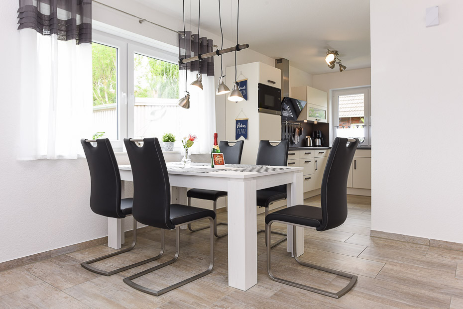 Ferienhaus „Ankerhuus“ - Wohnzimmer mit integriertem Küchenbereich