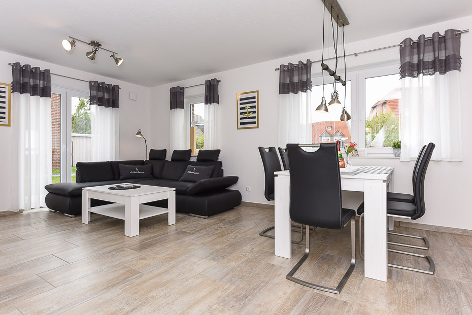 Ferienhaus „Ankerhuus“ - Wohnzimmer mit integriertem Küchenbereich