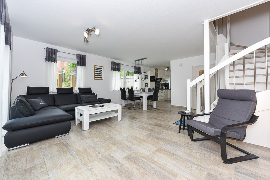 Ferienhaus „Ankerhuus“ - Wohnzimmer mit integriertem Küchenbereich