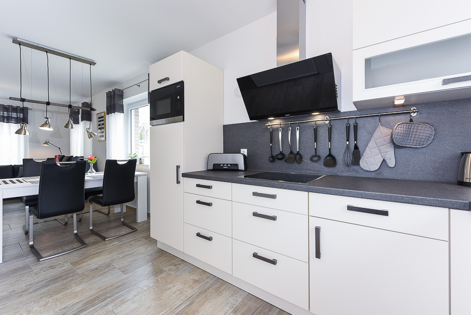 Ferienhaus „Ankerhuus“ - Wohnzimmer mit integriertem Küchenbereich